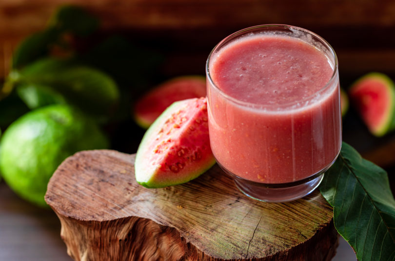 Suco de goiaba, maçã e gengibre