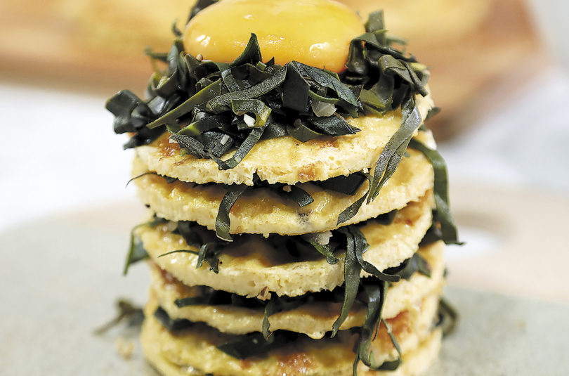 Torre de omelete Ora-pro-nobis com Bottarga