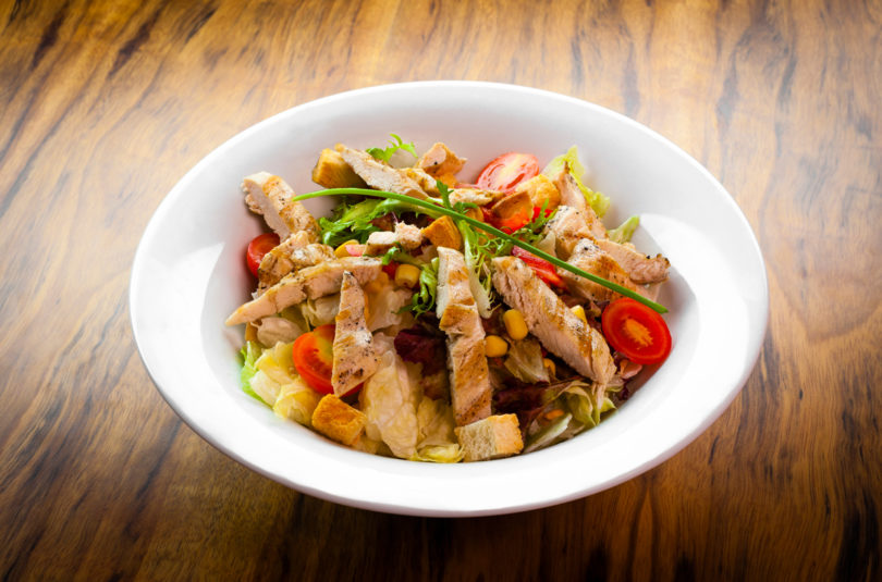 Salada de Frango Grelhado com Castanha do Pará, Grãos e Molho de Iogurte com Agrião