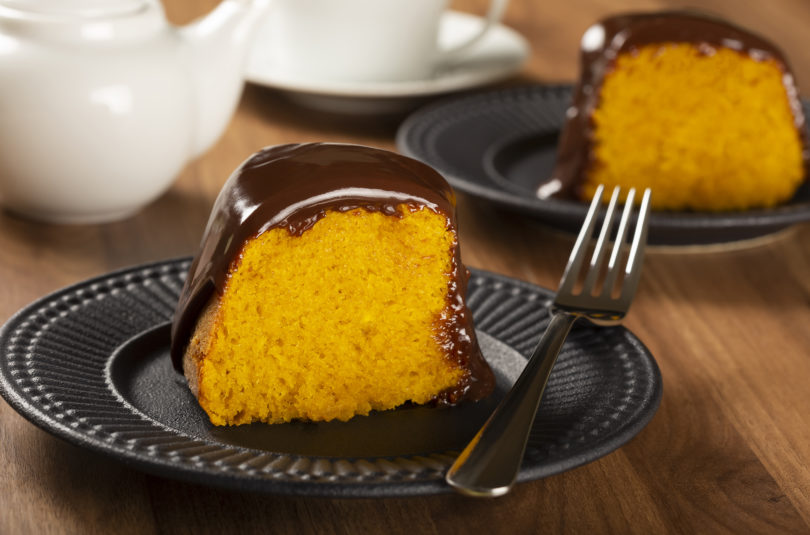 Bolo de cenoura com gotas de chocolate