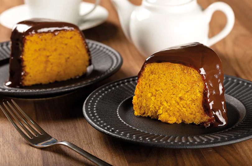 Bolo de cenoura com cobertura de chocolate sem glutén