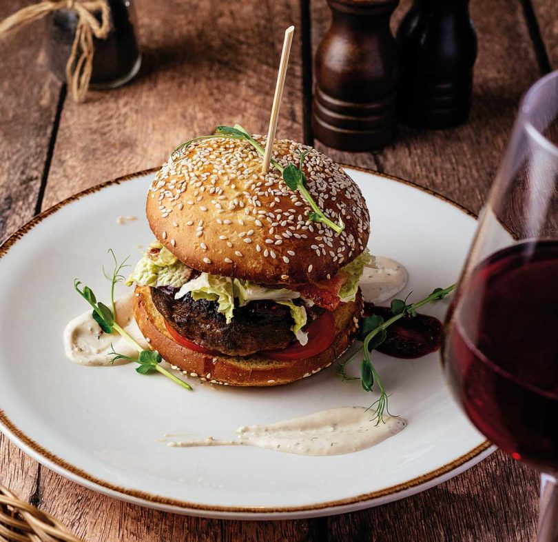 Hamburguer e vinho